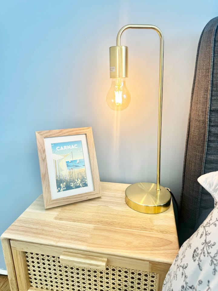 Tavolinë afër krevatit