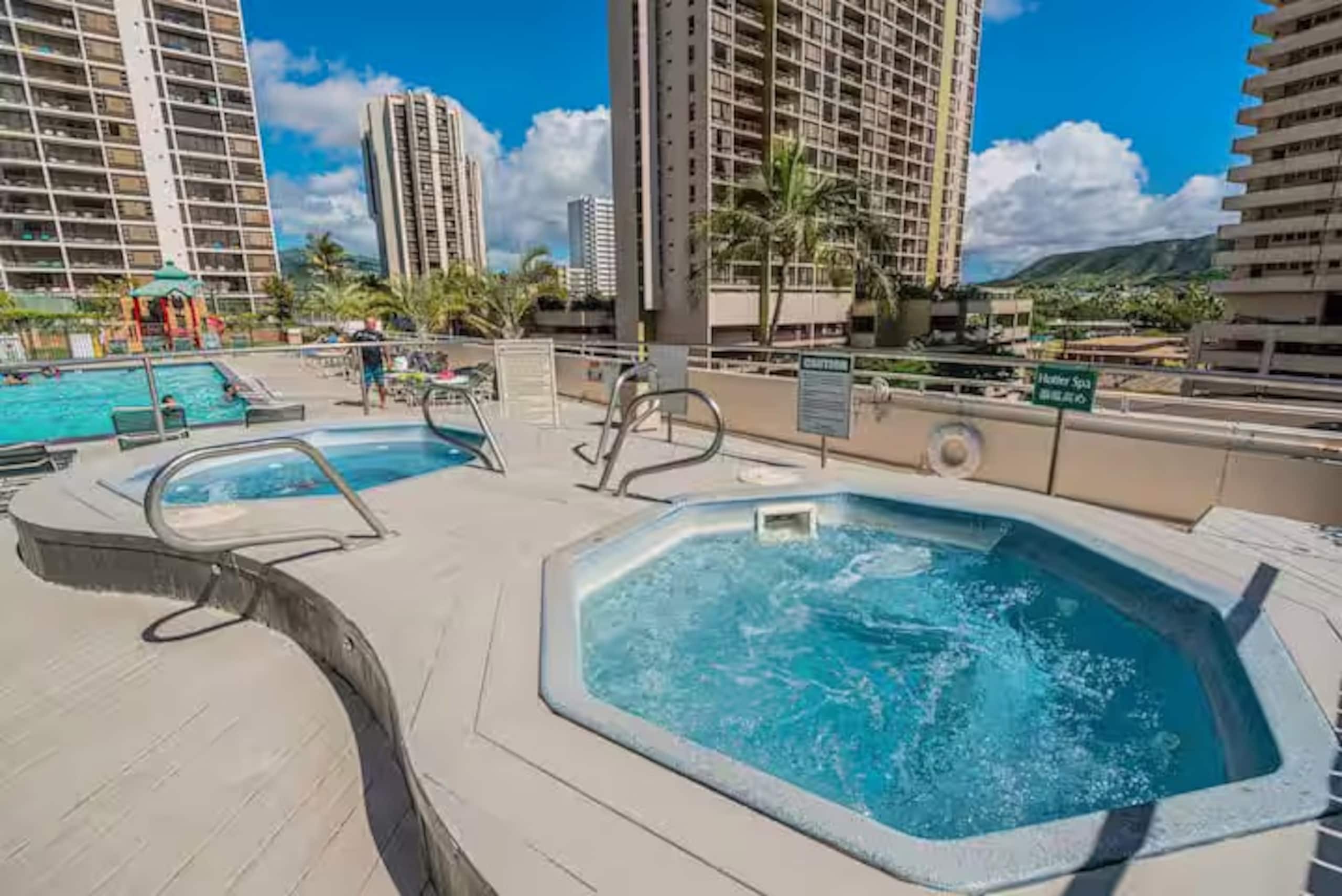 Condo in Honolulu · ★4.68 · 1 bedroom · 3 beds · 1 private bath - Image 35
