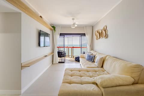 Top performing Airbnb: Beachfront apartment | beautiful view | fast wifi in Caraguatatuba