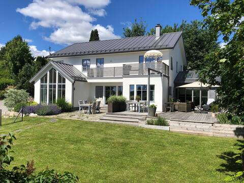 House with large garden in the middle of the city centre