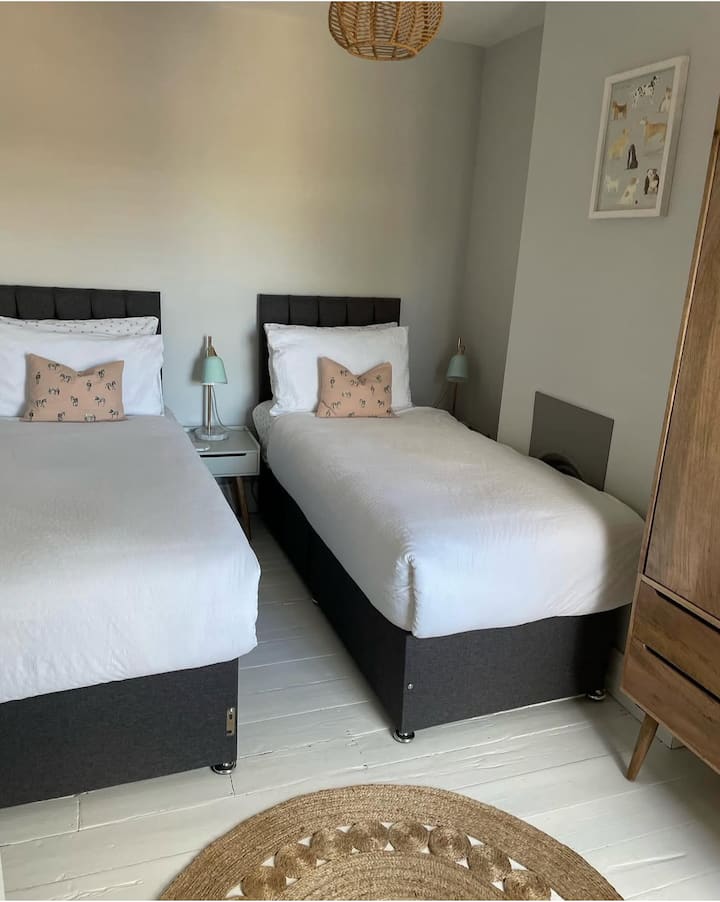 2 lits simples et une armoire