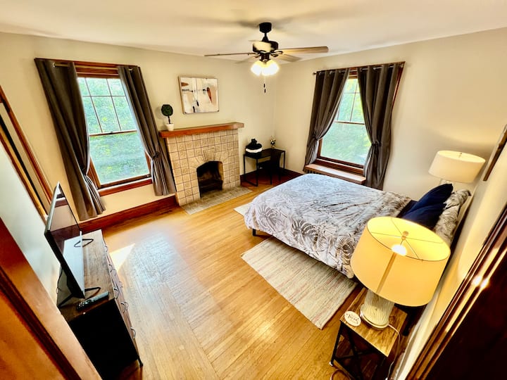 Queen Bed w Smart TV