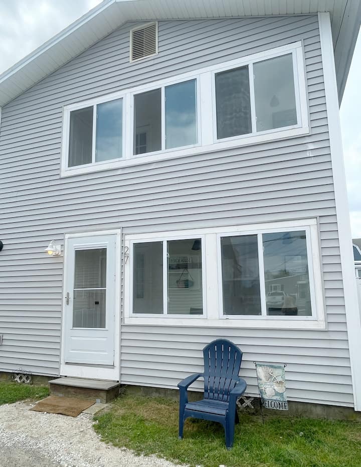 Summer Wind Cottage -close to the beach - sleeps 6 - Cottages for