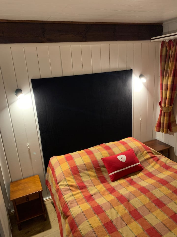 Bračni krevet s ormarom - police i ormar 