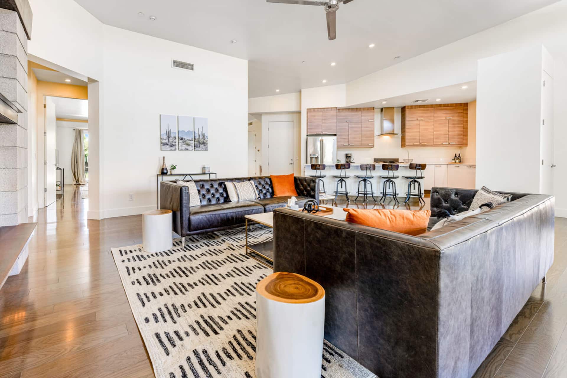 Stylish 4BR | Pool | Fireplace | Patio — foto 4