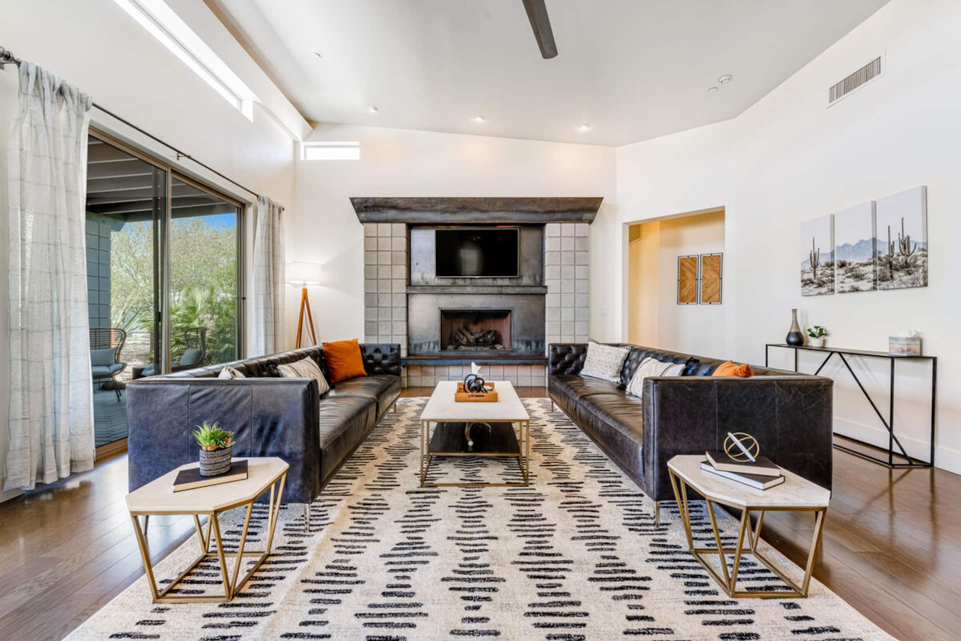 Stylish 4BR | Pool | Fireplace | Patio — foto 3