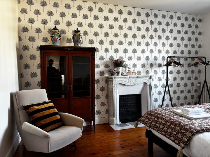 Спална соба 1 на 1 кат. Тивка, голема светла соба со непречен поглед кон морскиот канал.
Брачен кревет со хотелски квалитет, со димензии: 160 x 200 см.
На барање, може да се обезбеди 1 дополнителен детски кревет со чаршафи.