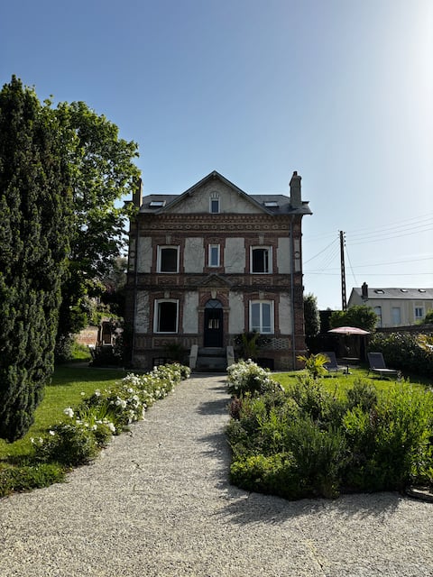 The Flore Villa - bordering Trouville sur-mer