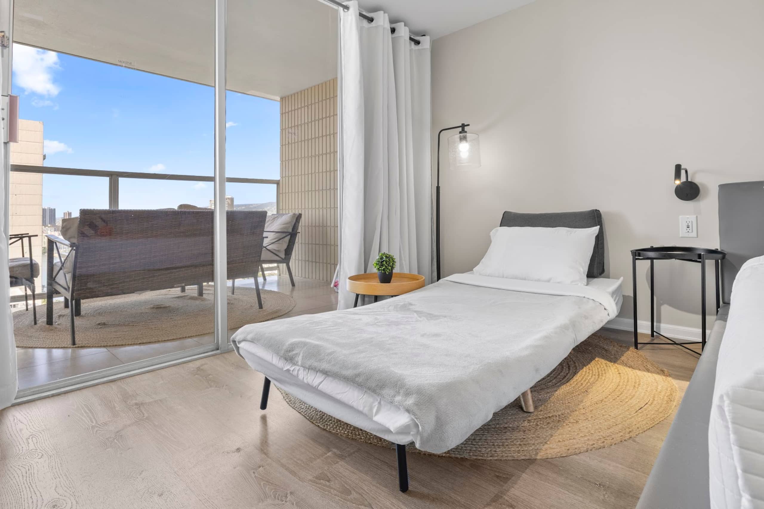 Condo in Honolulu · ★4.94 · Studio · 2 beds · 1 private bath - Image 15