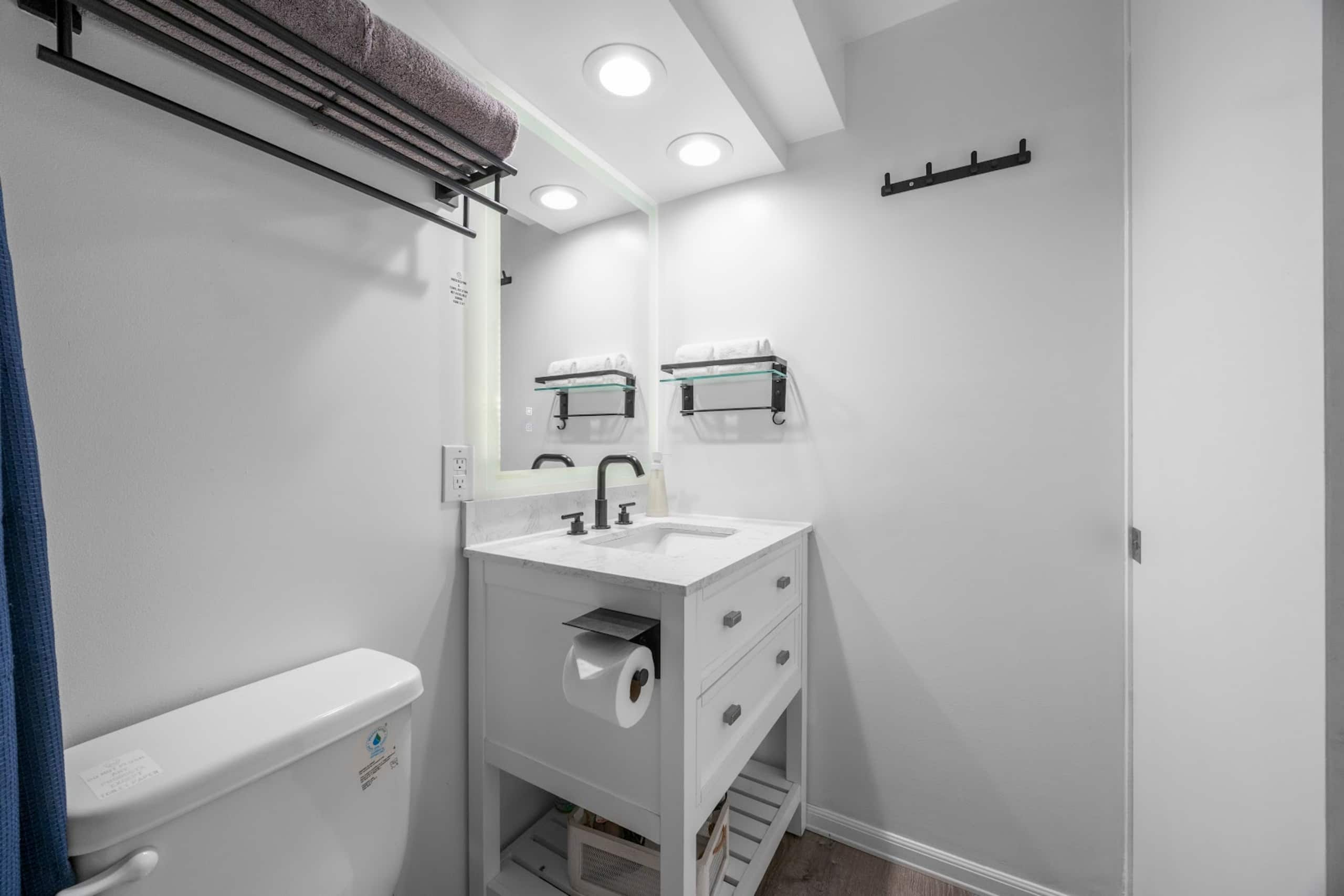 Condo in Honolulu · ★4.94 · Studio · 2 beds · 1 private bath - Image 28