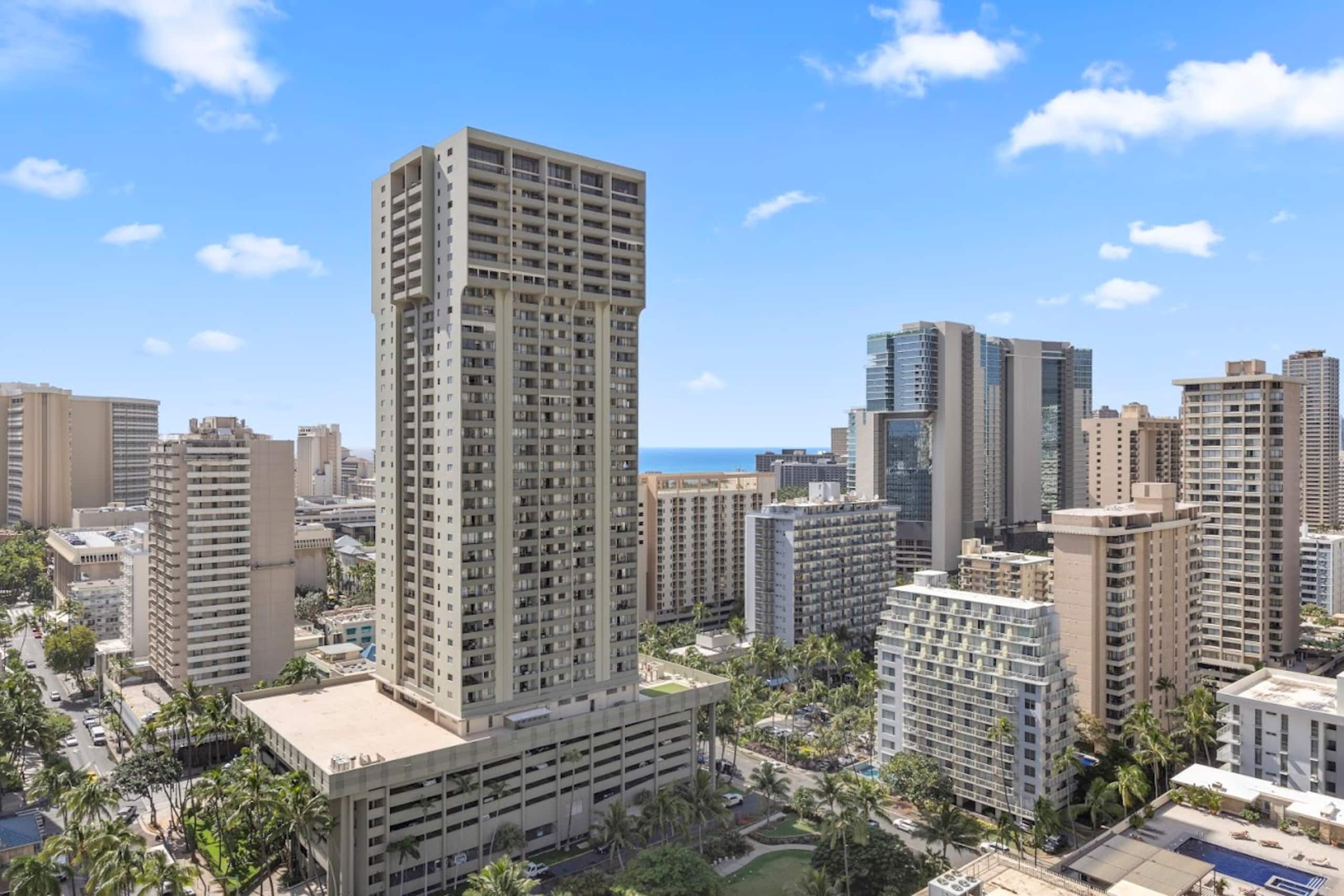 Condo in Honolulu · ★4.94 · Studio · 2 beds · 1 private bath - Image 36