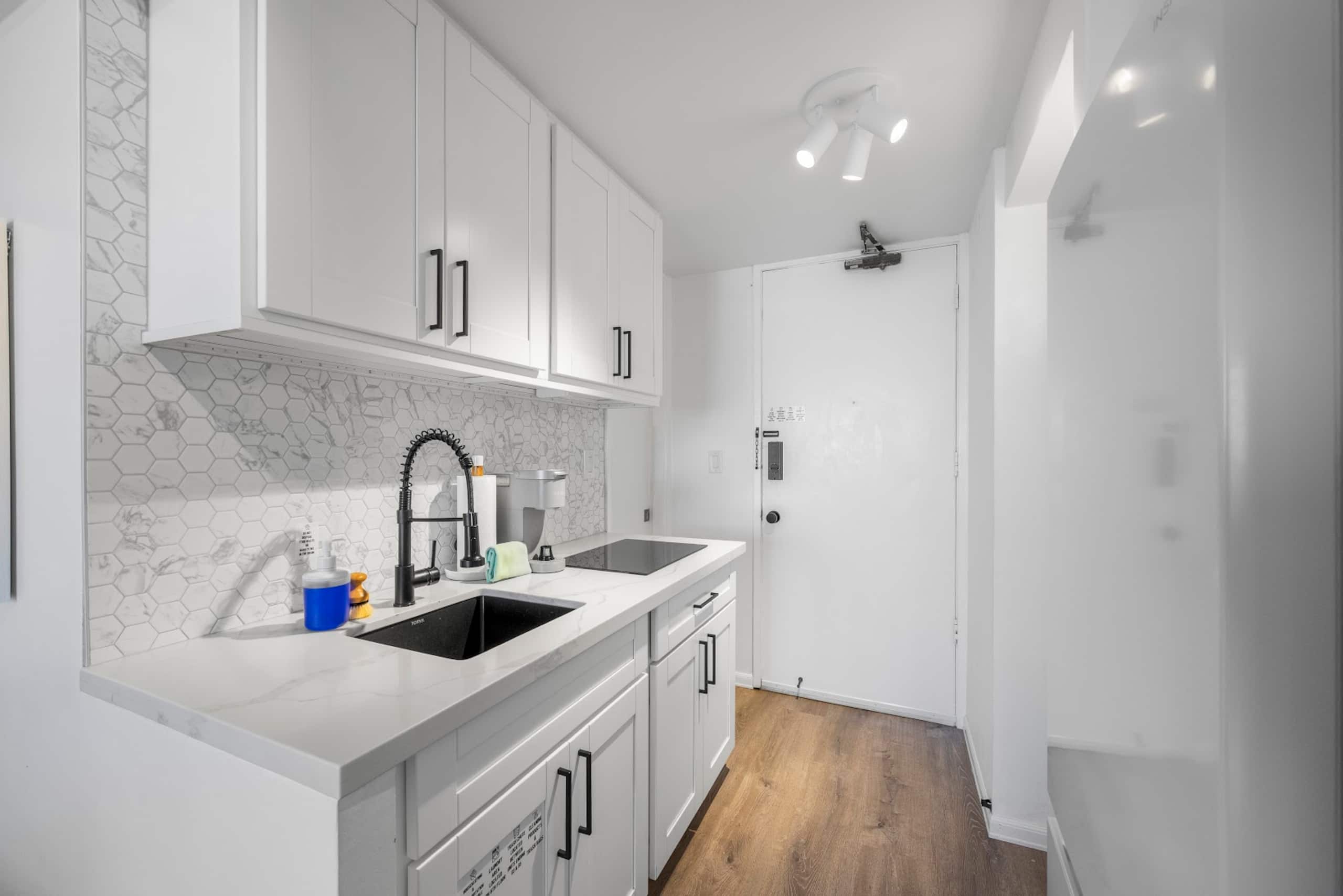 Condo in Honolulu · ★4.94 · Studio · 2 beds · 1 private bath - Image 20