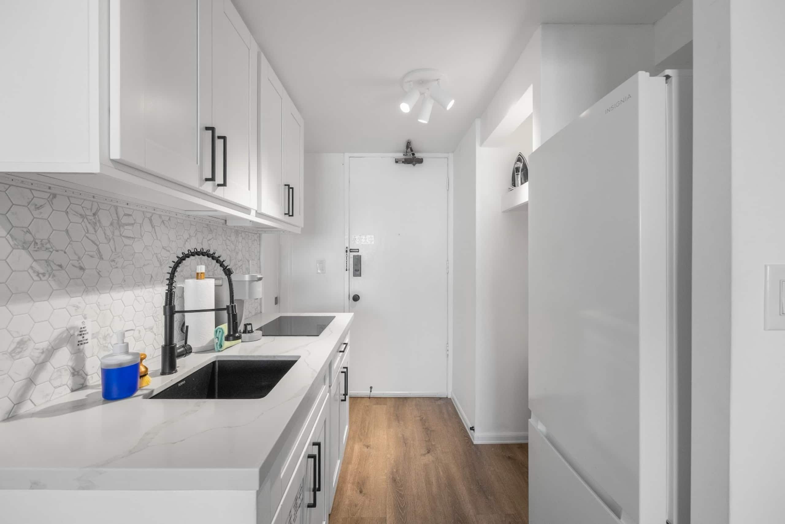 Condo in Honolulu · ★4.94 · Studio · 2 beds · 1 private bath - Image 19