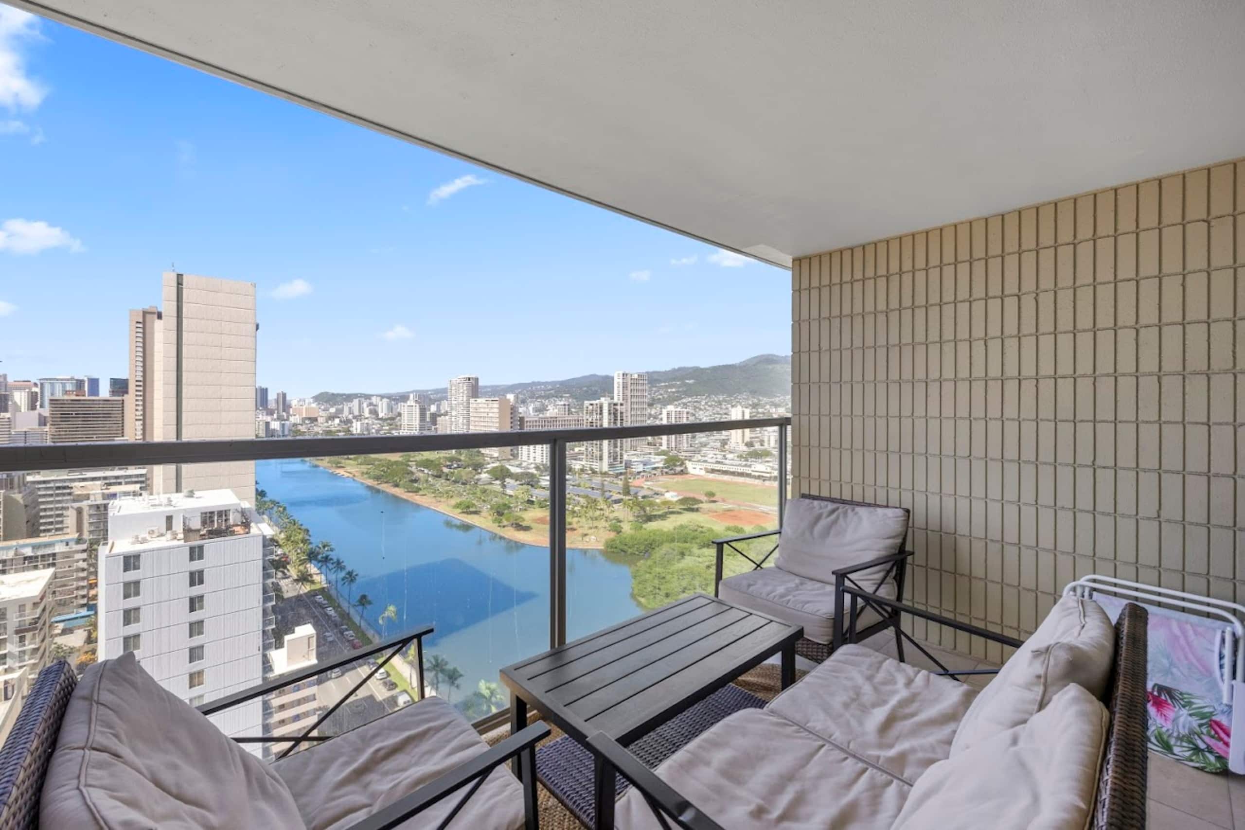 Condo in Honolulu · ★4.94 · Studio · 2 beds · 1 private bath - Image 31