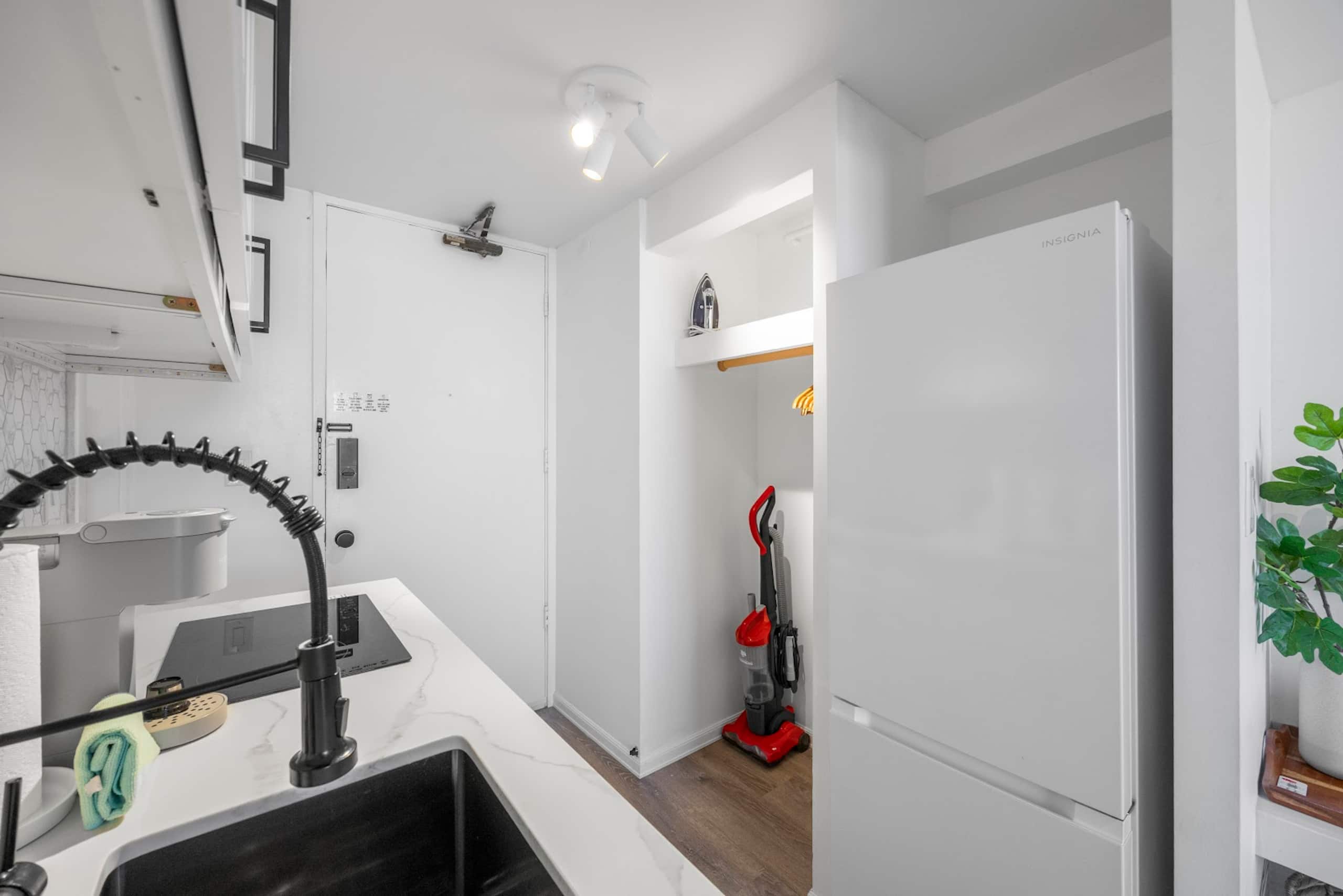 Condo in Honolulu · ★4.94 · Studio · 2 beds · 1 private bath - Image 17