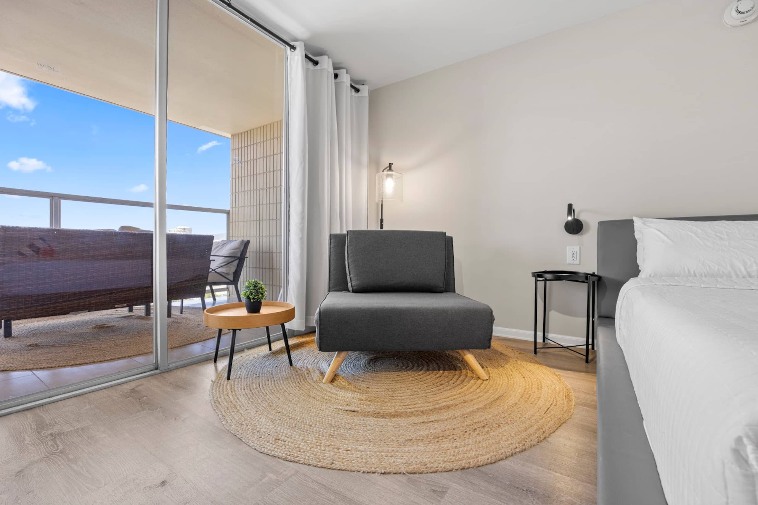 Condo in Honolulu · ★4.94 · Studio · 2 beds · 1 private bath - Image 9
