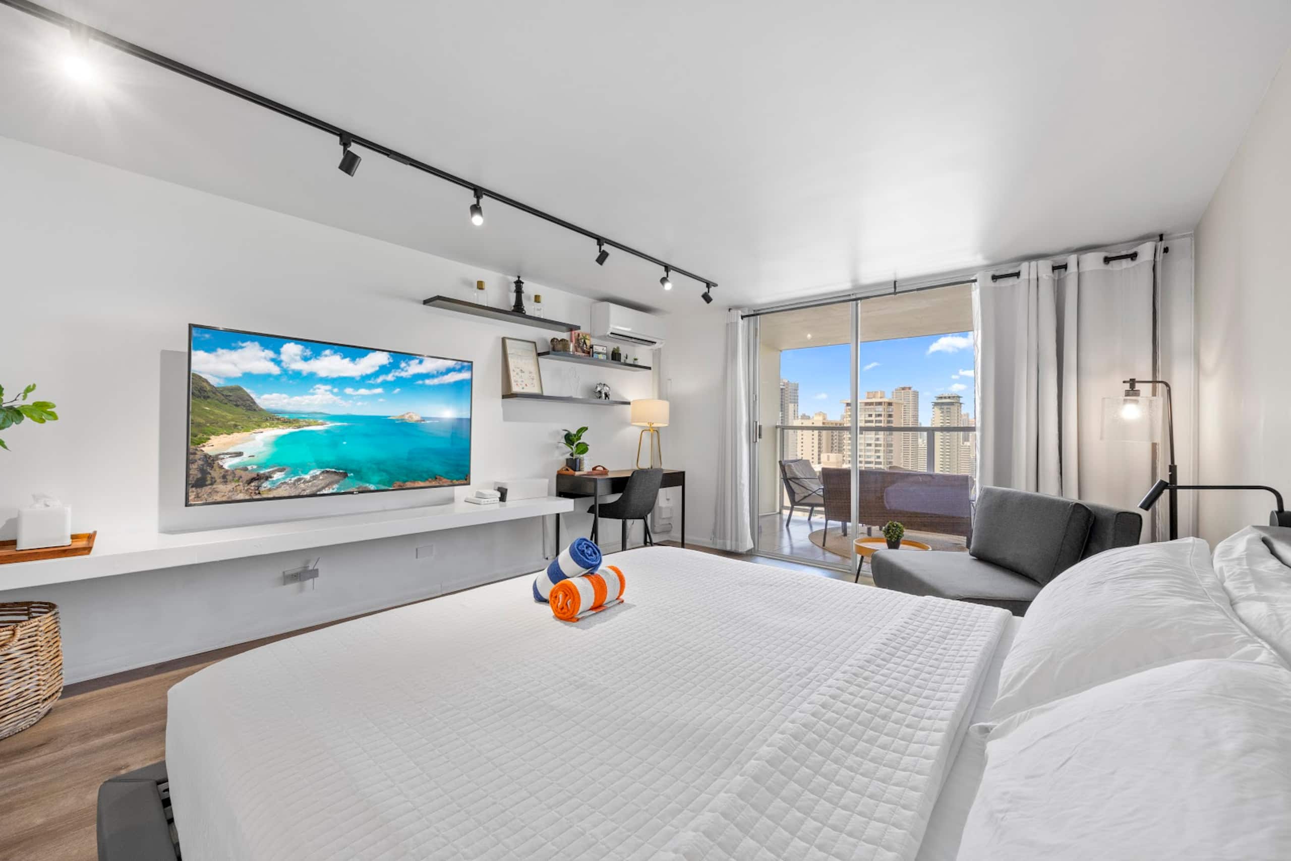 Condo in Honolulu · ★4.94 · Studio · 2 beds · 1 private bath - Image 2