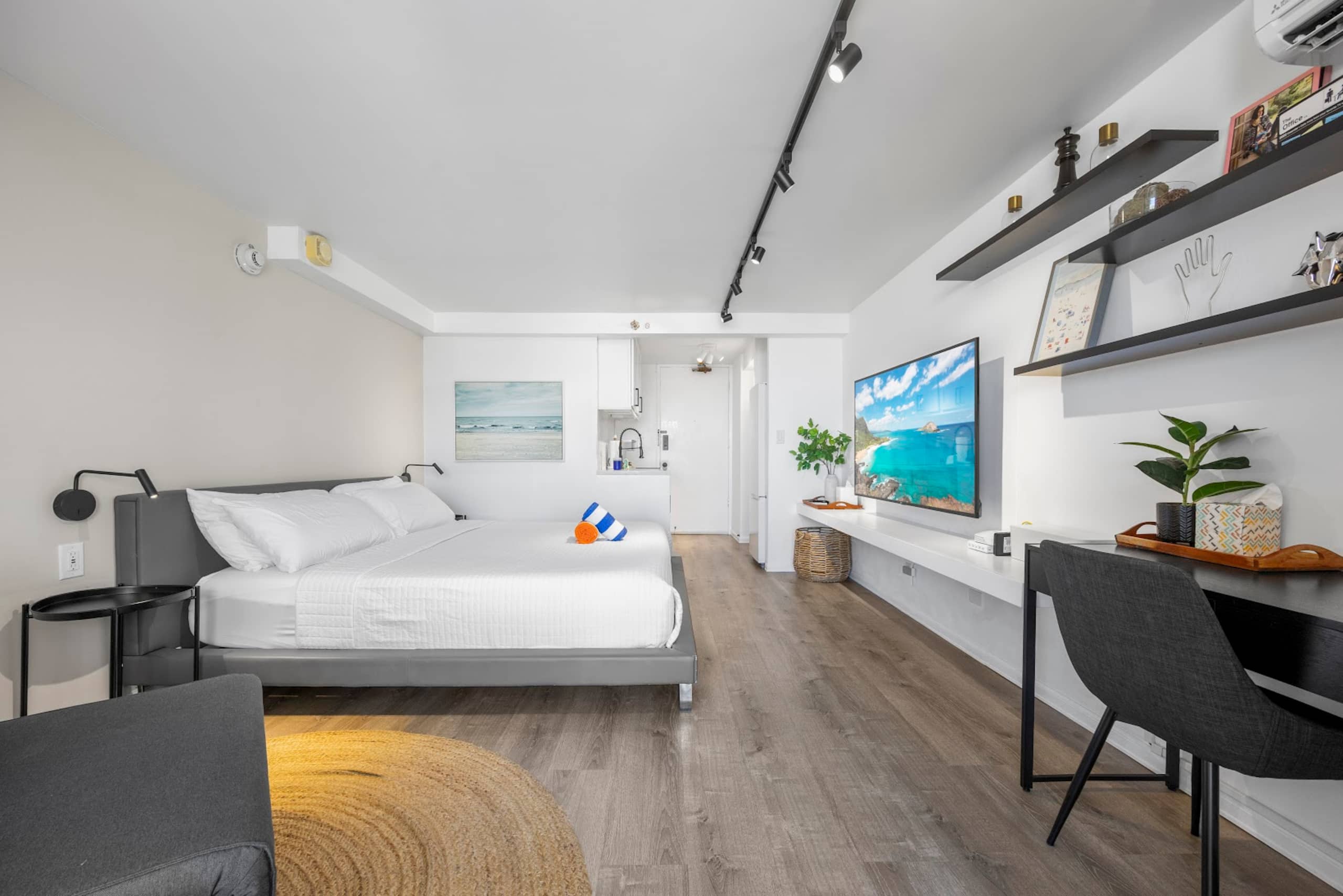 Condo in Honolulu · ★4.94 · Studio · 2 beds · 1 private bath - Image 10