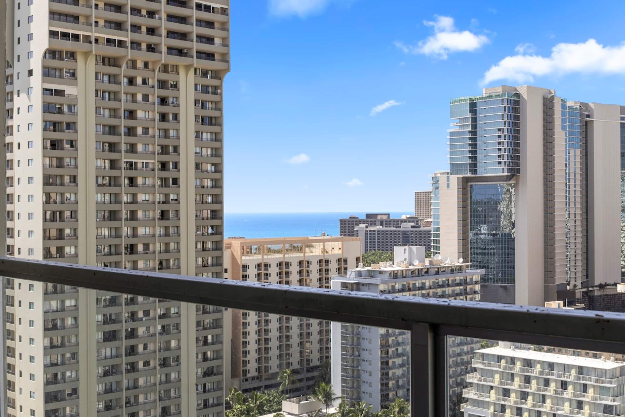 Condo in Honolulu · ★4.94 · Studio · 2 beds · 1 private bath - Image 32