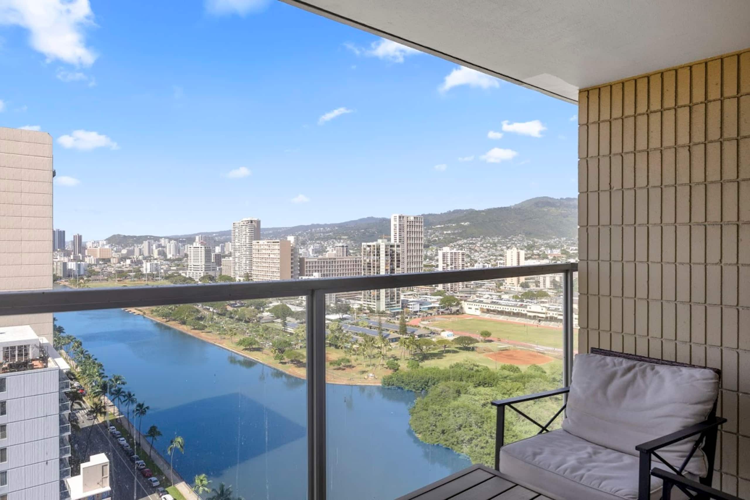 Condo in Honolulu · ★4.94 · Studio · 2 beds · 1 private bath - Image 35