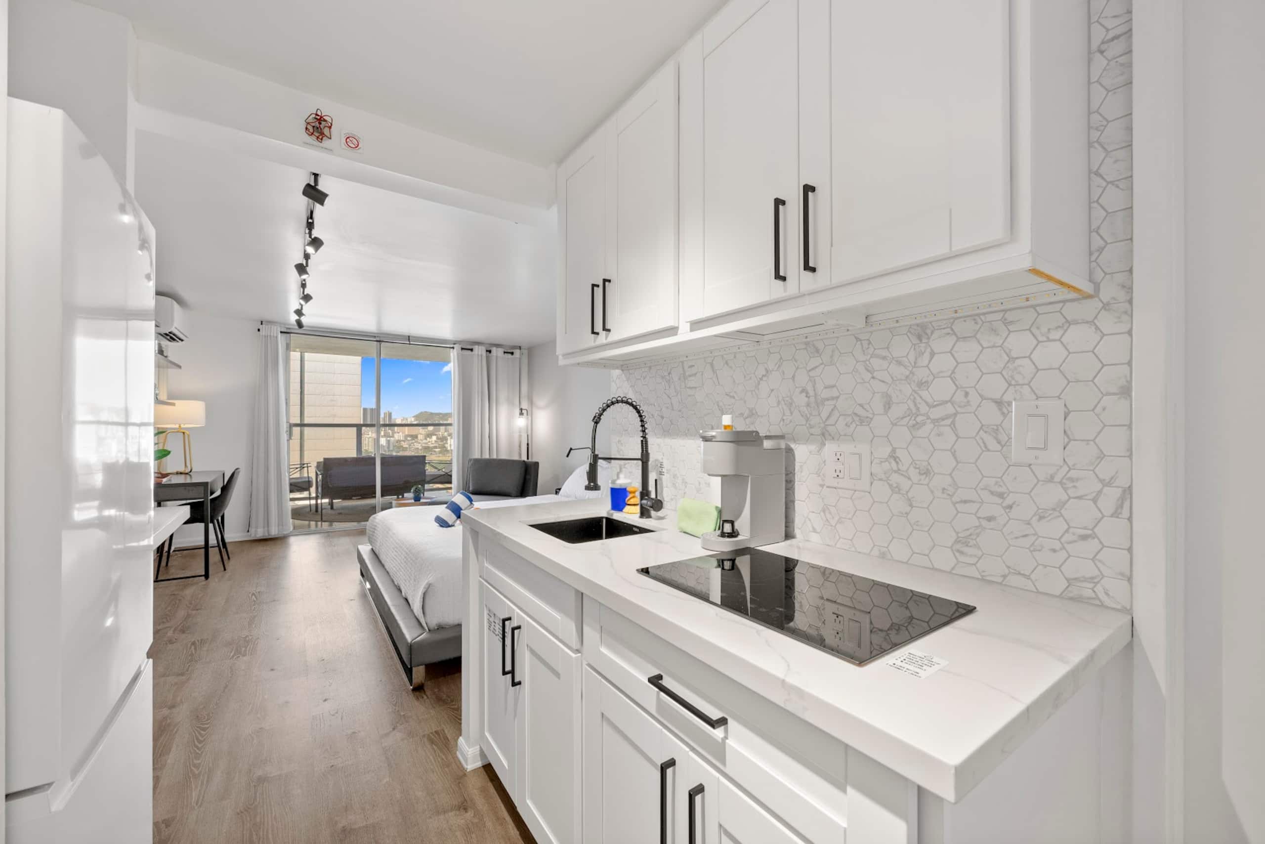 Condo in Honolulu · ★4.94 · Studio · 2 beds · 1 private bath - Image 16
