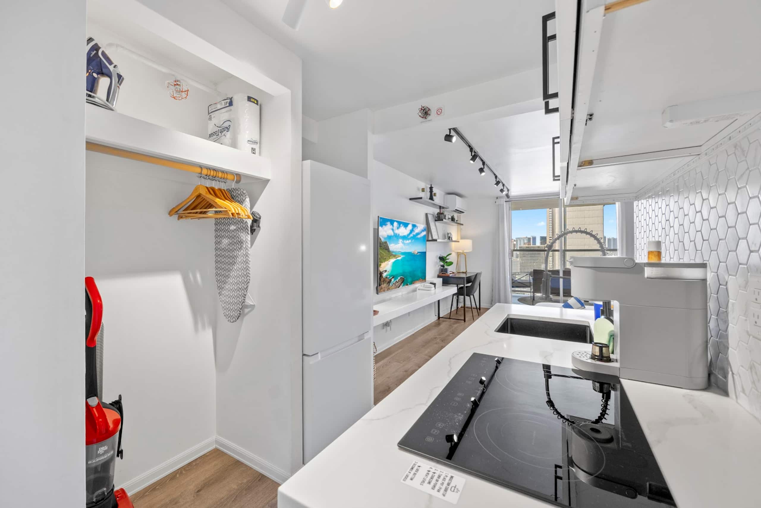Condo in Honolulu · ★4.94 · Studio · 2 beds · 1 private bath - Image 22
