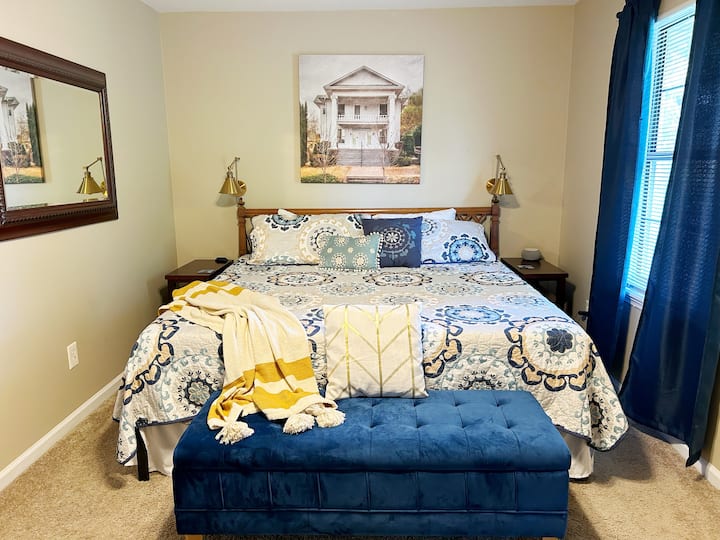 ¡Te espera una cama tamaño king muy cómoda!