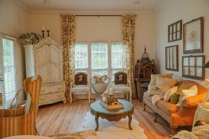 Cozy 1-br Cottage With Front Porch & Full Kitchen - Statesville, NC