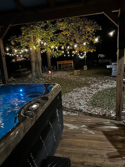 Lake Escape. Cottage with hot tub & fireplace.