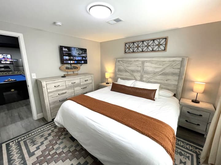 Recámara 5 con cama king y TV en el nivel inferior