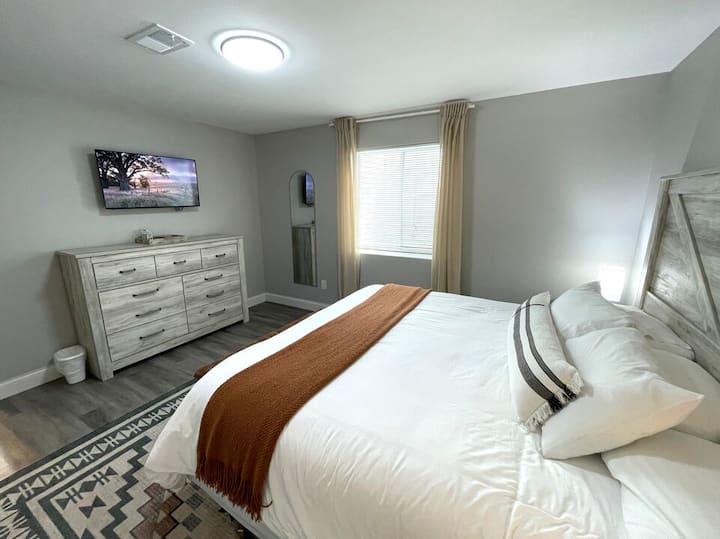 Recámara principal 2 con cama king y TV en el nivel inferior