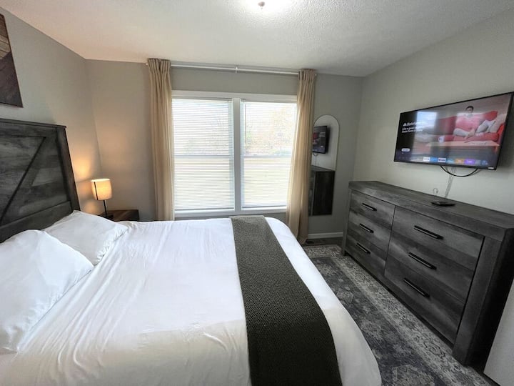 Recámara 3 con cama queen y TV en el nivel principal