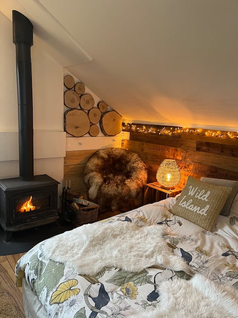 Wooden cabin on an island 30 km from Paris