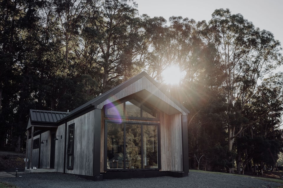A farm cottage under the Tasmanian hills, Nicholls Rivulet, Tasmania, Australia, photo 7 of 10