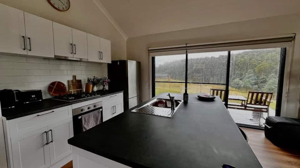 A farm cottage under the Tasmanian hills, Nicholls Rivulet, Tasmania, Australia, photo 9 of 10