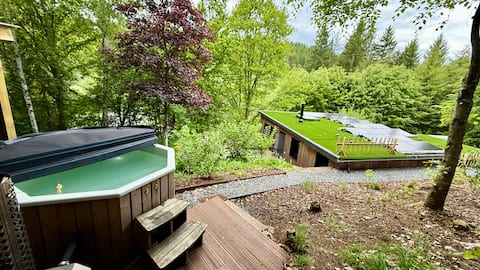 Chalet facing a river, in the middle of the forest
