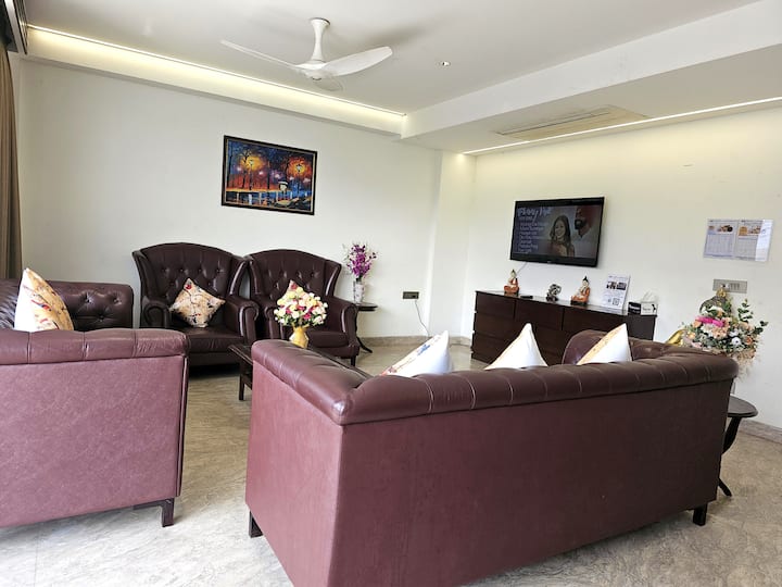 Sts: Sky View 4br Defence Colony-cook-bfst-parking - Delhi
