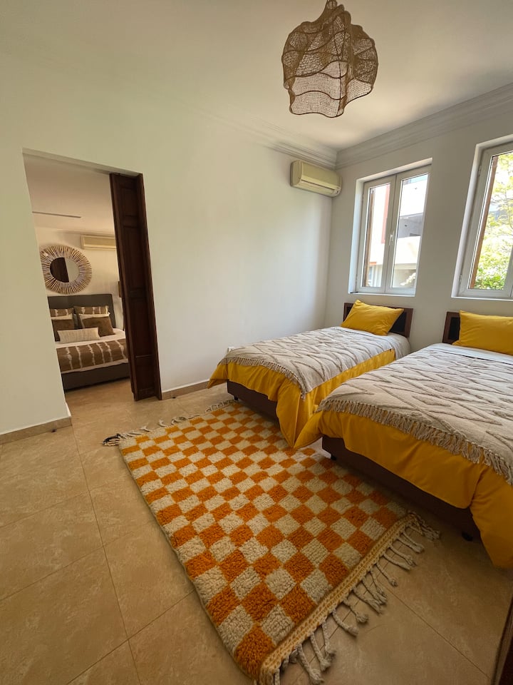 تحتوي هذه الغرفة على سريرين بمقاس 90 × 200 سم، ولا تحتوي على حمام خاص. ولكن في الرواق يوجد حمام مشترك لغرفة النوم 3 وغرفة النوم 4. 
نمر عبر هذه الغرفة للوصول إلى غرفة النوم 2. الأبواب للحفاظ  على الخصوصية.