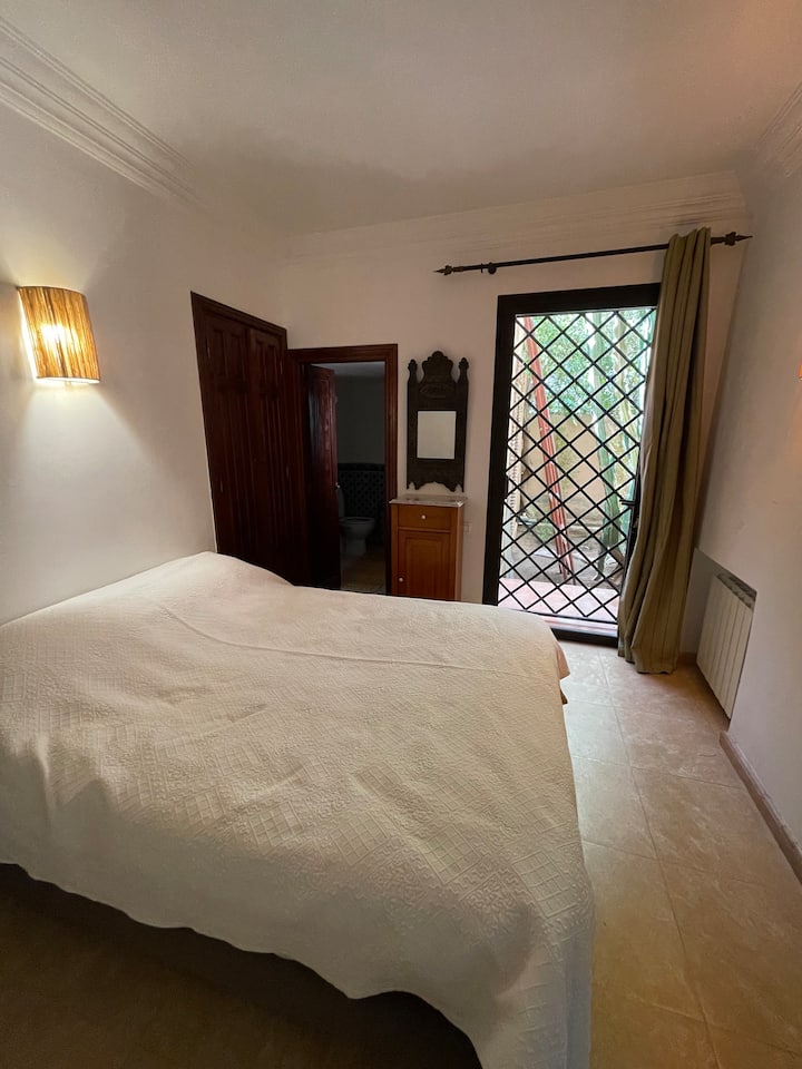 غرفة نوم في الطابق الأرضي، سرير مزدوج صغير. يحتوي على غرفة استحمام ومرحاض وحوض استحمام خاصين به. 