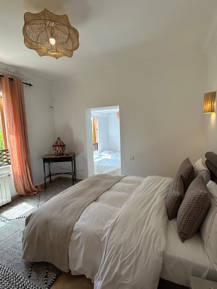 الغرفة 4 عبارة عن جناح ؛ وهي متصلة بالغرفة 6 بدون باب فصل. 
