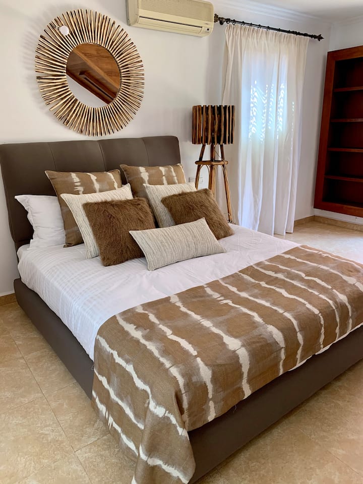 غرفة نوم يمكن الوصول إليها من خلال باب منزلق من خلال غرفة نوم أخرى مجاورة. يوجد سرير بحجم كوين. يحتوي على غرفة استحمام خاصة به ومرحاض ملحق، ومفصولة عن باب زجاجي. تحتوي على خزانة وشرفة.