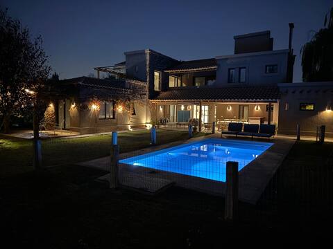 Vistalba luxury house, private neighborhood vineyards.
