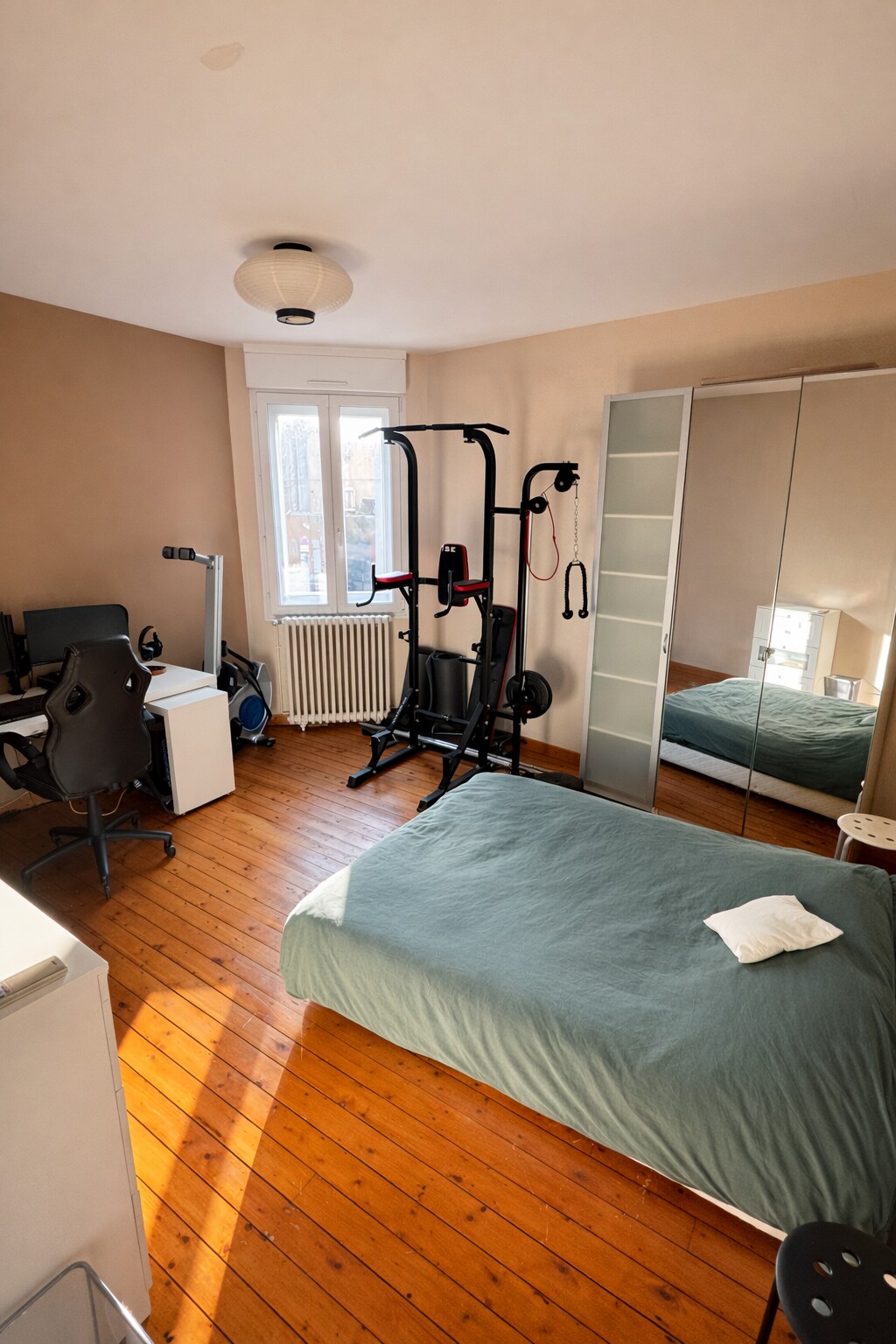 第二间卧室位于1楼。 包括配备可用电脑和运动器材的办公室（配重量的长凳、罗马椅、滑轮和划船器）