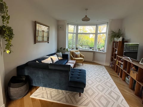 5 Bedroom Home with Large, Sunny Garden