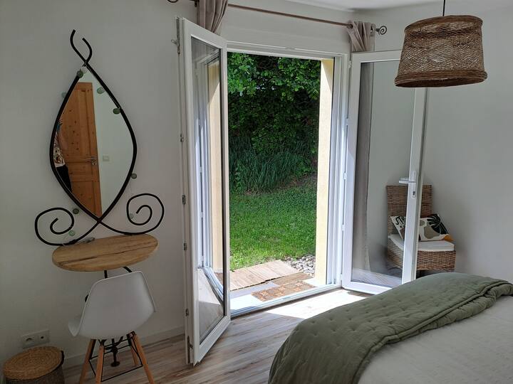 גישה ישירה לגינה עם אזור מנוחה וארוחה.  מוצלת ומחוץ לטווח ראייה