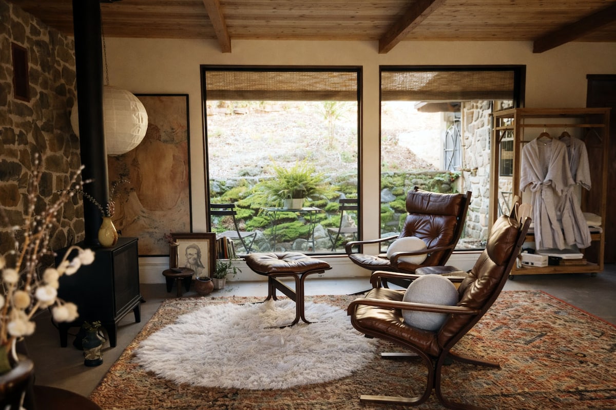 Red Bud Studio~ Enchanting Wabi-Sabi Cottage - Cabins for Rent in