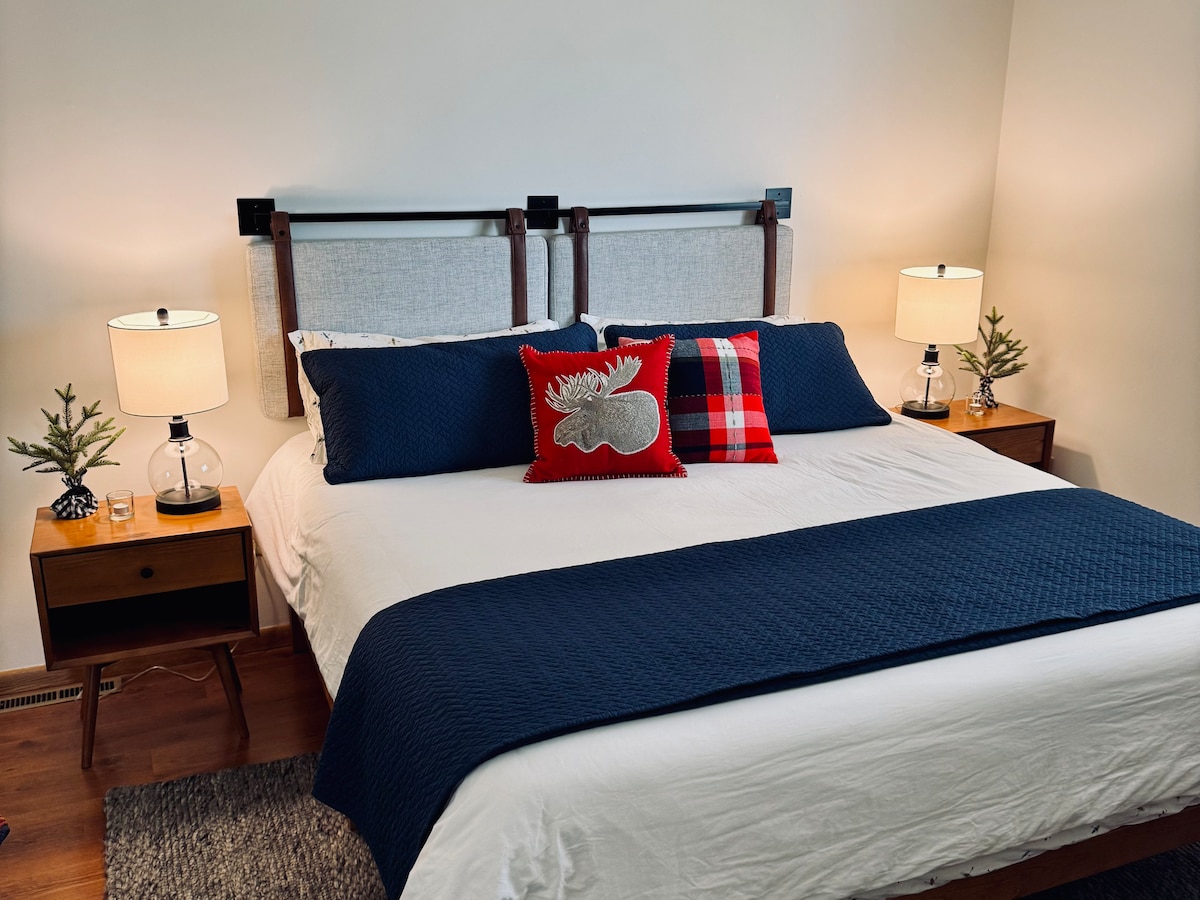 Dhoma kryesore e gjumit ka dyshek king të nivelit të lartë, shtroja dhe jastëkët më të mirë. Komodinat e dyfishta ofrojnë komoditet të shtuar së bashku me një stol me jastëk. Dollap i gjatë plus dollap i plotë. Dritarja rrëshqitëse e ekranit. Me tonelata hapësirë të bollshme.