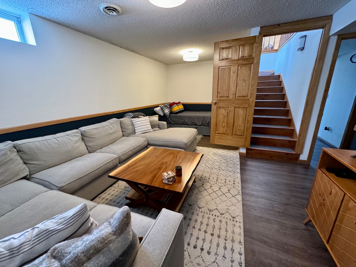 Niveli më i ulët zgjat ndjesinë e ngrohtësisë dhe rehatisë me një seksion të madh "Dhomë dhe dërrasë" për të gjithë familjen dhe një tastierë argëtimi. Dera e shkallëve mund të mbyllet për më shumë privatësi ose reduktim të zhurmës.