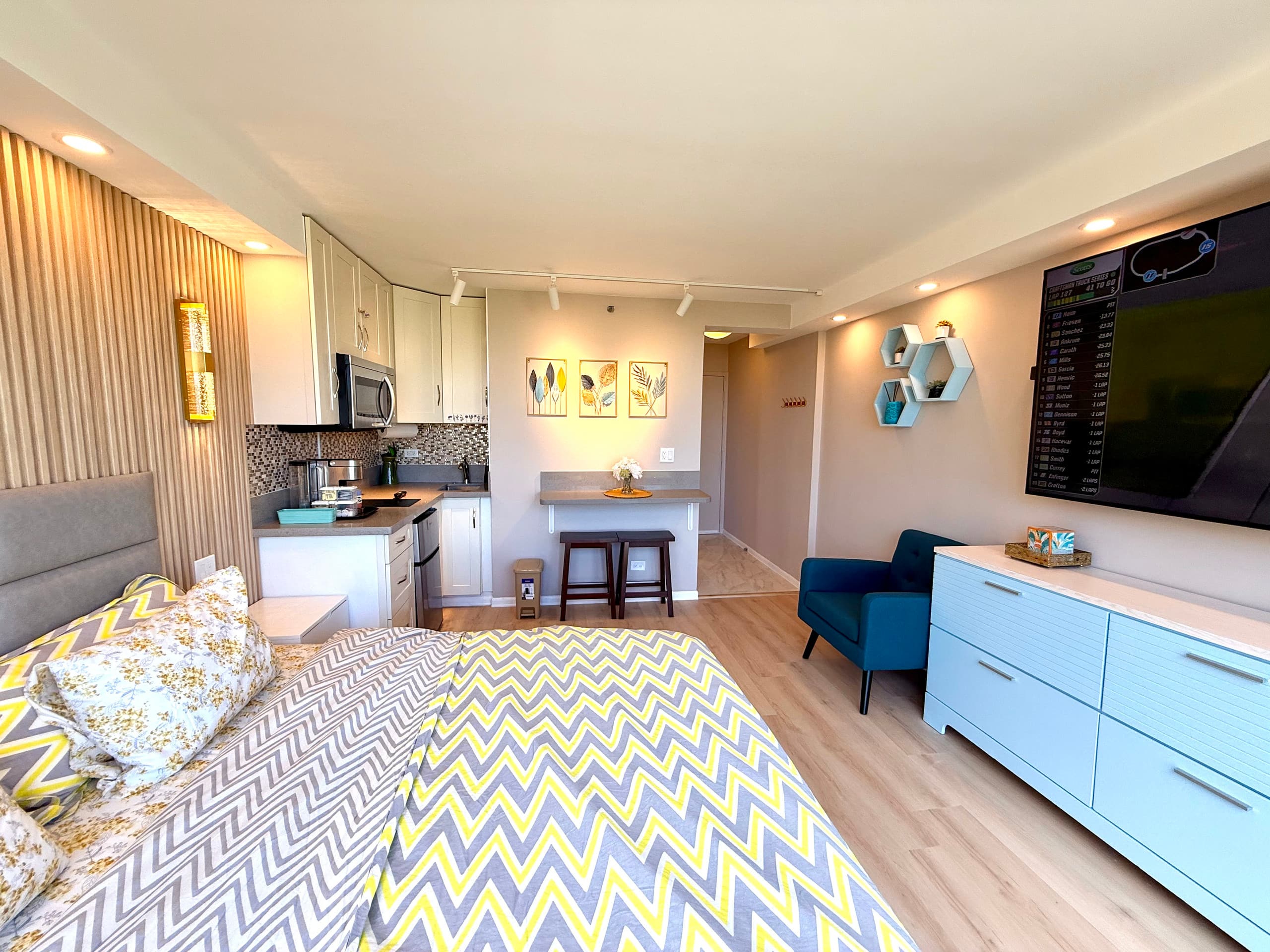 Condo in Honolulu · ★4.88 · Studio · 1 bed · 1 bath - Image 19