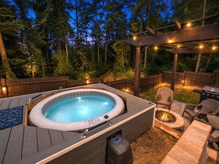 Cozy Clt Retreat W/ Hot Tub, Firepit & Pets Ok - 샬럿